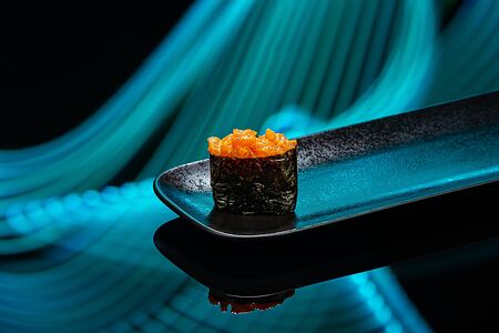 Спайси суши с лососем