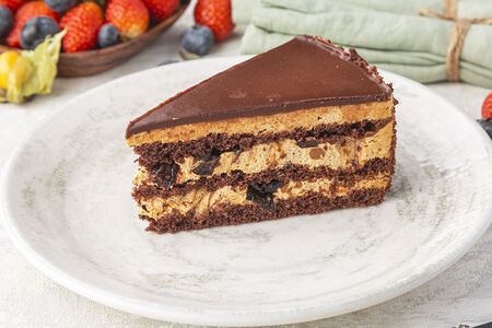 Шоколадный торт с черносливом