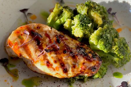 Стейк из куриной грудки с брокколи
