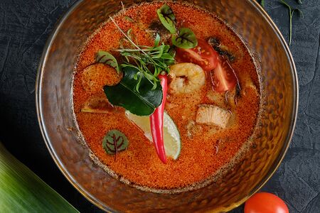 Том ям с морепродуктами