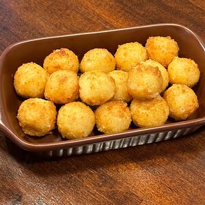 Сырные шарики с луковыми чипсами