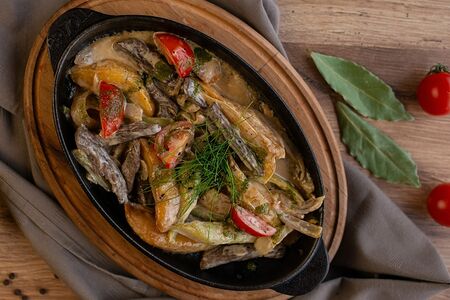 Сковородочка с говядиной, в сливках, болгарским перцем и спаржей