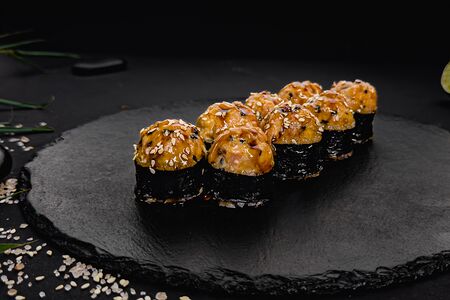 Запеченный ролл с тунцом