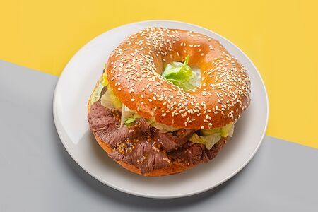 Бейгл с ростбифом и горчичным соусом