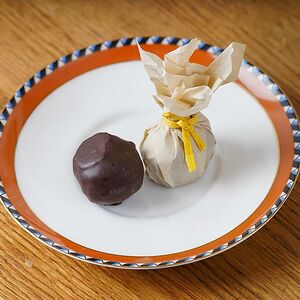 Конфета ручной работы Коко с кунжутом и изюмом