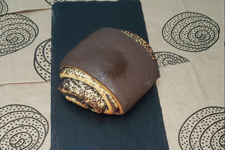 Булочка маковая в шоколадной глазури