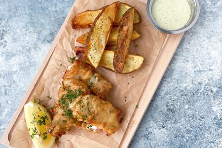 Фиш & Чипс с печеным картофелем и соусом тартар