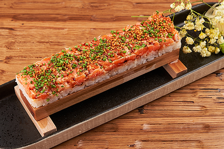 Лосось, спайси соус и никири