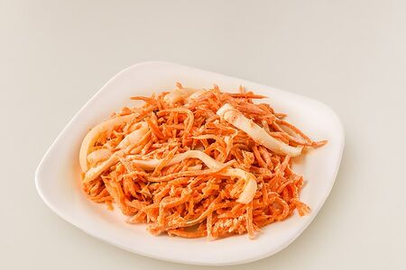Салат с кальмаром и корейской морковью