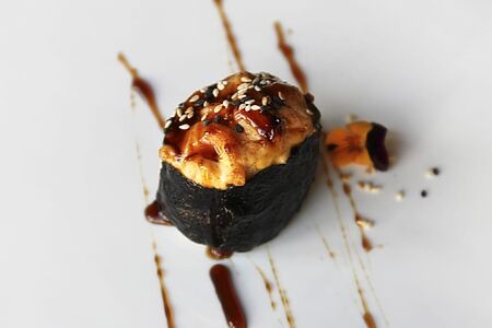 Запечённые спайси суши с угрём