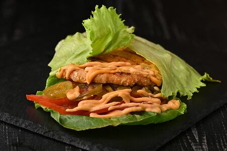 Бургер Тайский с соусом том ям в листьях