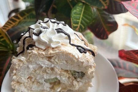 Меренговый рулет с бананом и киви