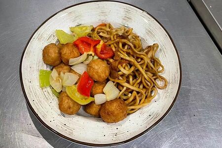 Гай фан с фрикадельками и лапшой в соевом соусе