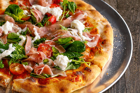 Пицца Парма со страчателлой и руколой