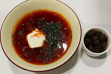 Борщ с говядиной и бородинскими сухариками