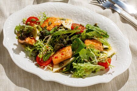 Теплый салат с лососем