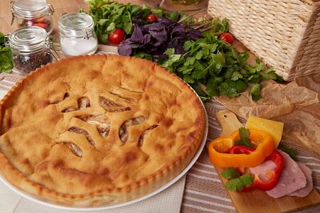 Осетинский пирог с сыром, ветчиной и болгарским перцем