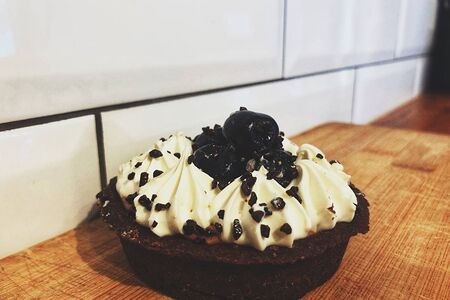 Тарталетка вишня шоколад