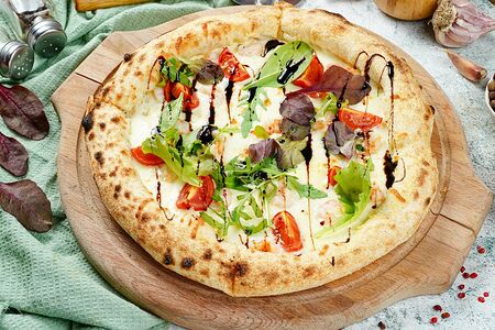 Пицца с креветками и рукколой