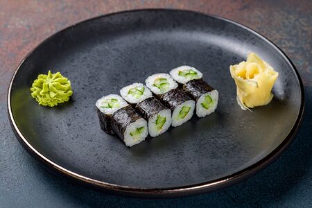 Маки с огурцом