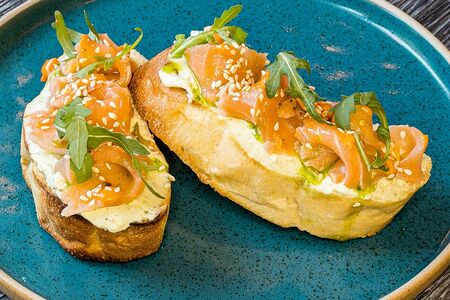 Брускетты с лососем гравлакс