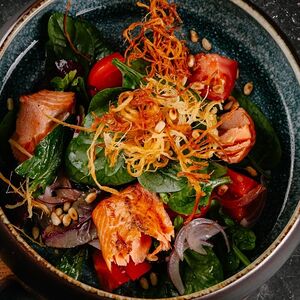 Салат с запечённым лососем