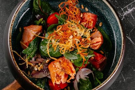 Салат с запечённым лососем