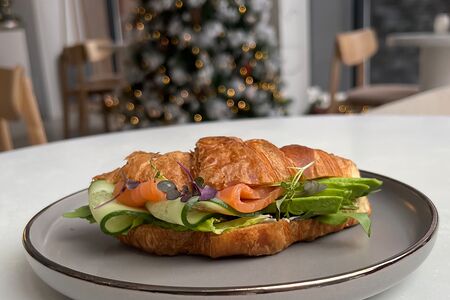 Круассан с лососем и каперсами