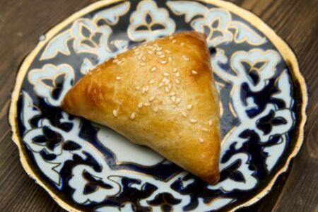 Самса из слоеного теста с курицей