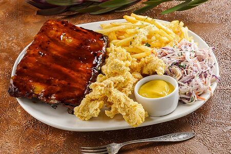 Ребра в соусе барбекю с куриными стрипсами