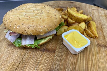 Комбо Бургер Блюмарин и картофель по-деревенски