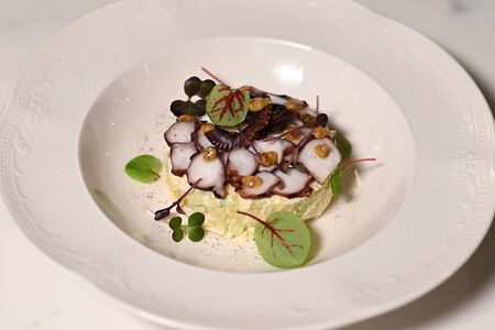 Оливье с осьминогом