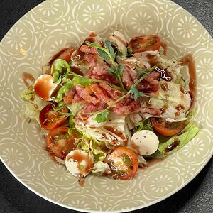 Салат с жареной грудинкой и брынзой