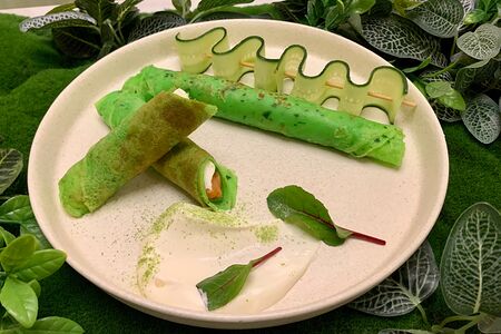 Шпинатные блинчики с лососем и сливочным сыром