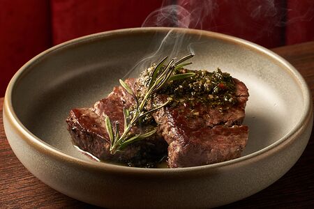 Медальоны из говядины с соусом чимичурри