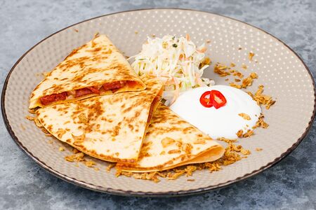 Кесадилья сальчичас