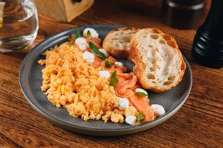 Скрэмбл, лосось, апельсиновая цедра