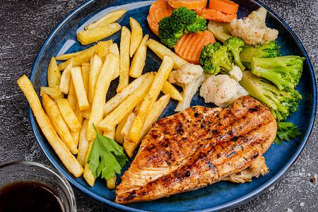 Куриное филе на гриле с гарниром