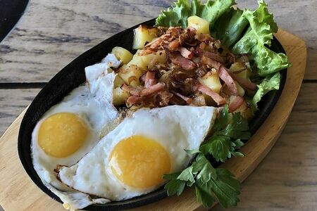 Грудинка, запечённая с картофелем и яйцами