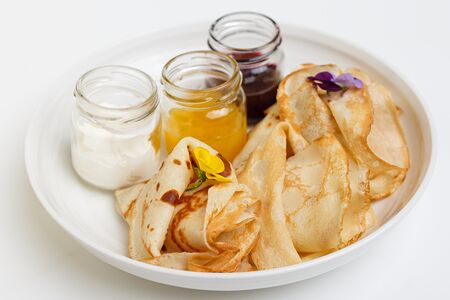 Блины с вареньем, медом и сметаной