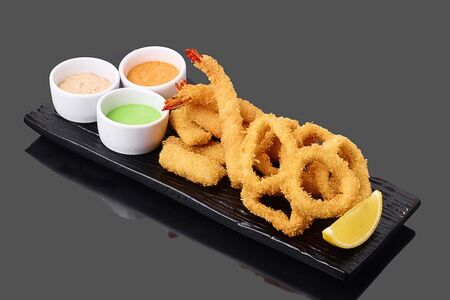 Ассорти из кальмаров, креветок и трески