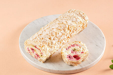 Фисташковый рулет с малиной