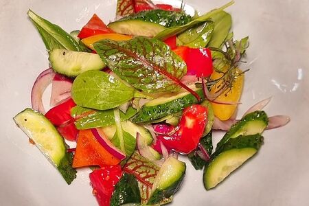 Салат из свежих помидоров, огурцов и редиса