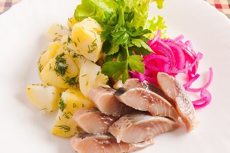 Сельдь слабосоленая с отварным картофелем и маринованным луком