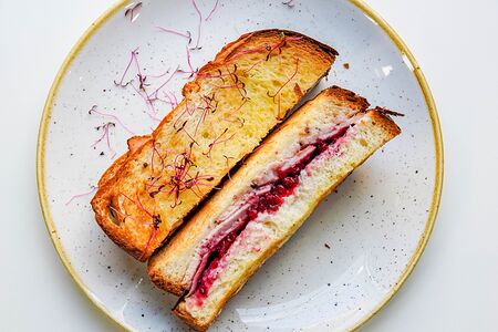 Сэндвич с индейкой и брусникой