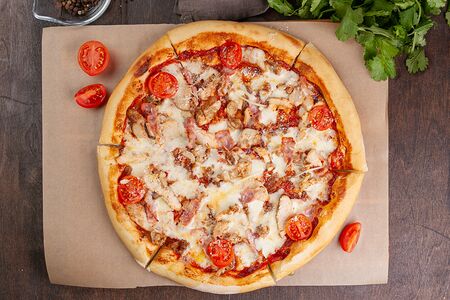 Классическая пицца с куриной грудкой, беконом и джемом из лука