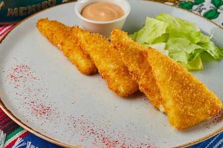 Жареный сыр с соусом манго