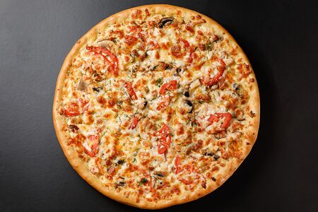 Пицца с куриной грудкой и грибами