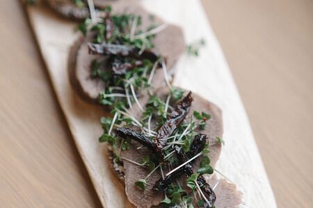 Брускетта на бородинском хлебе