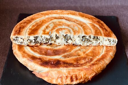 Бурек с яблоком и изюмом